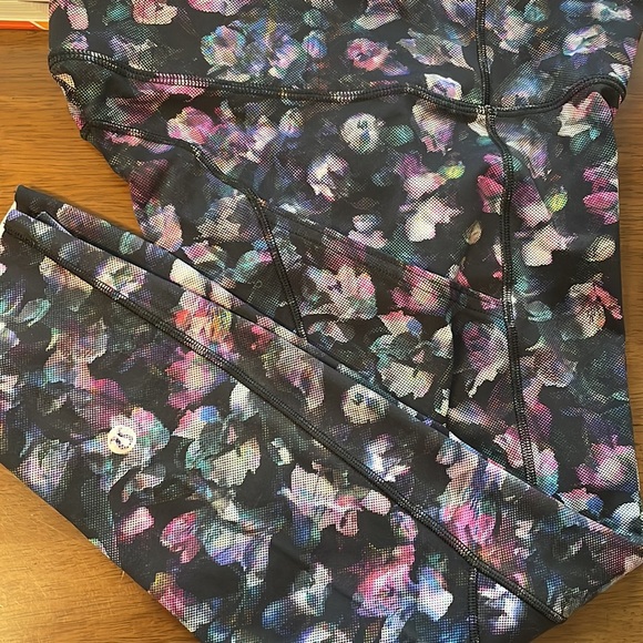 Lululemon High Rise Crop Size 4 - Picture 4 of 5